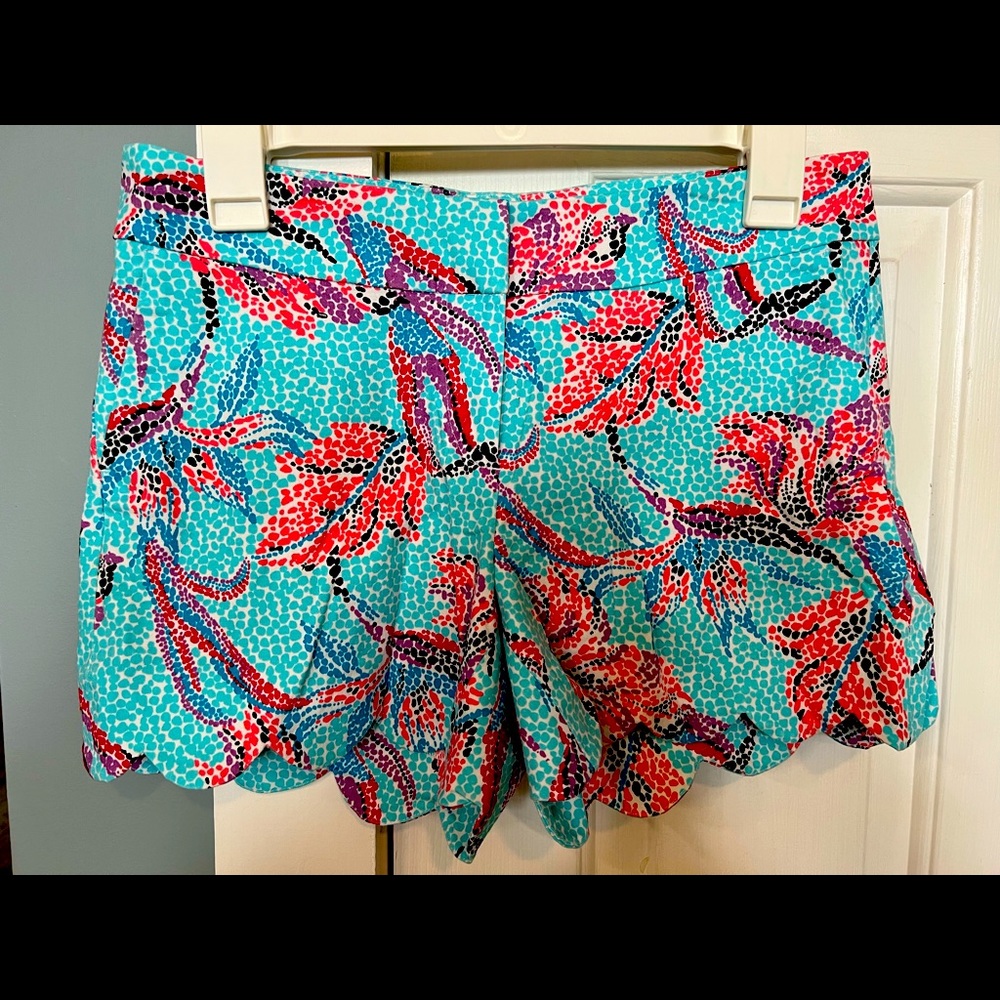 Crown and ivy size 4P scalloped hem shorts
